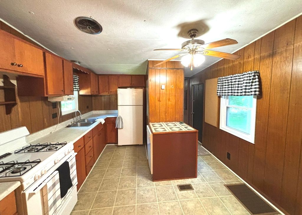 Image 4 of property listing at 4248 Church Road, Salem, IL 62881