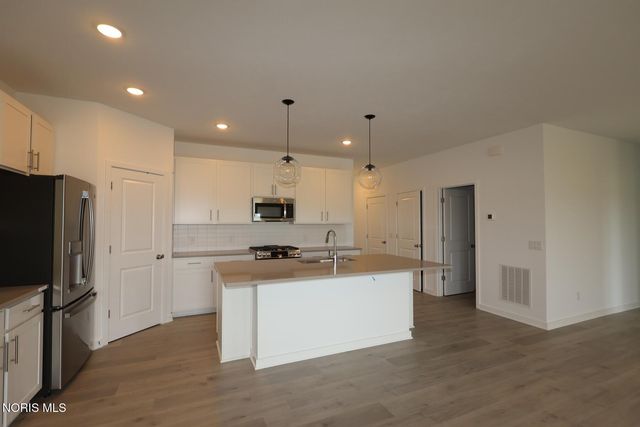 7755 Hank Drive, Holland, OH 43528