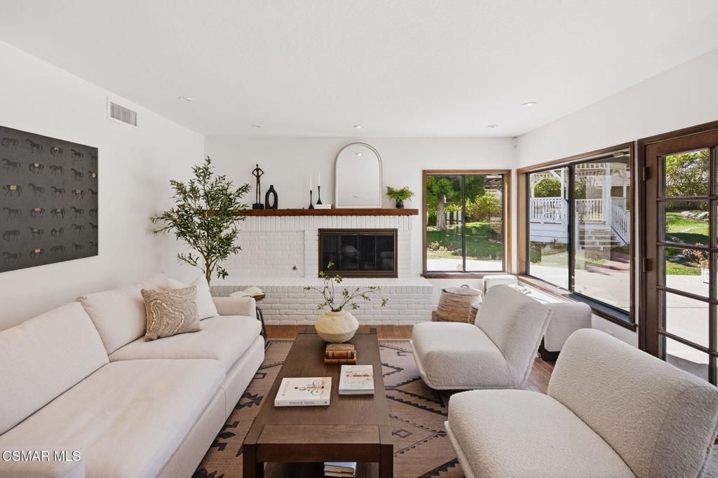 Image 10 of property listing at 1531 El Cerrito Drive, Thousand Oaks, CA 91362