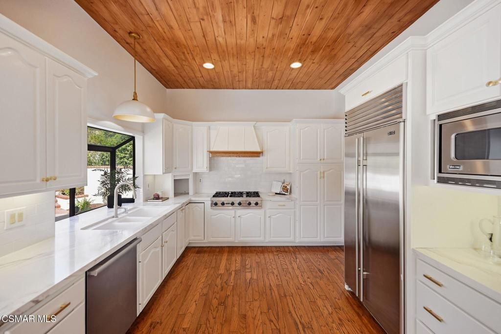Image 14 of property listing at 1531 El Cerrito Drive, Thousand Oaks, CA 91362