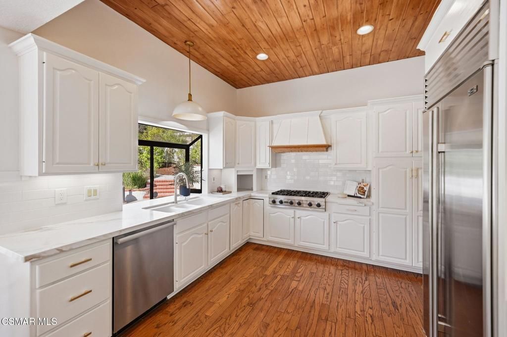 Image 15 of property listing at 1531 El Cerrito Drive, Thousand Oaks, CA 91362