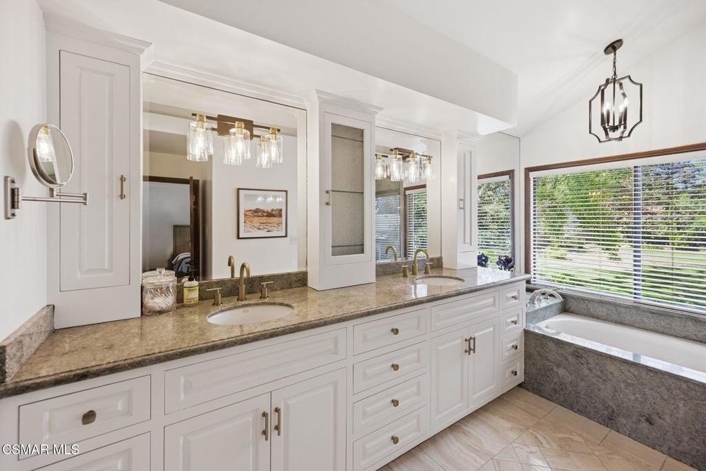 Image 23 of property listing at 1531 El Cerrito Drive, Thousand Oaks, CA 91362