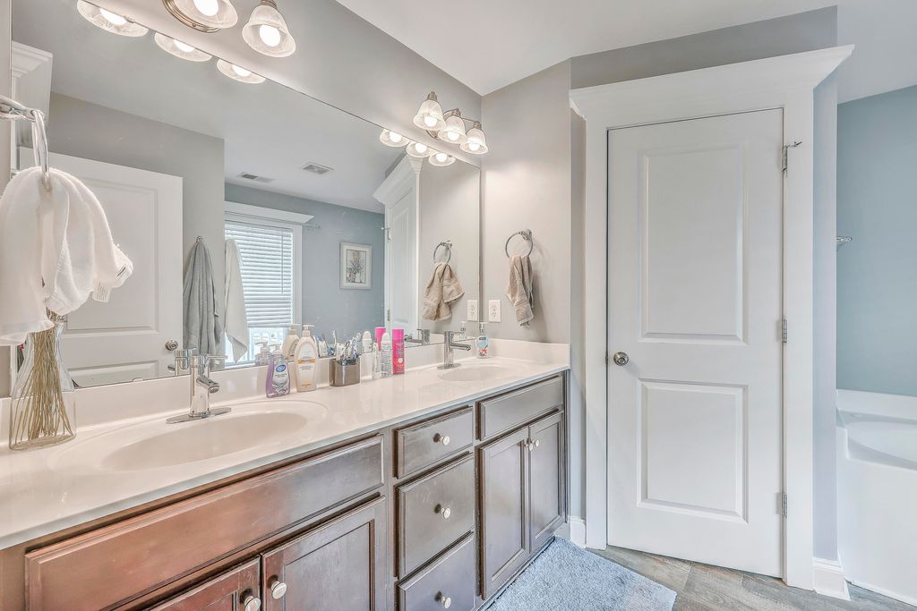 Image 22 of property listing at 200 Crossandra Avenue, Summerville, SC 29483