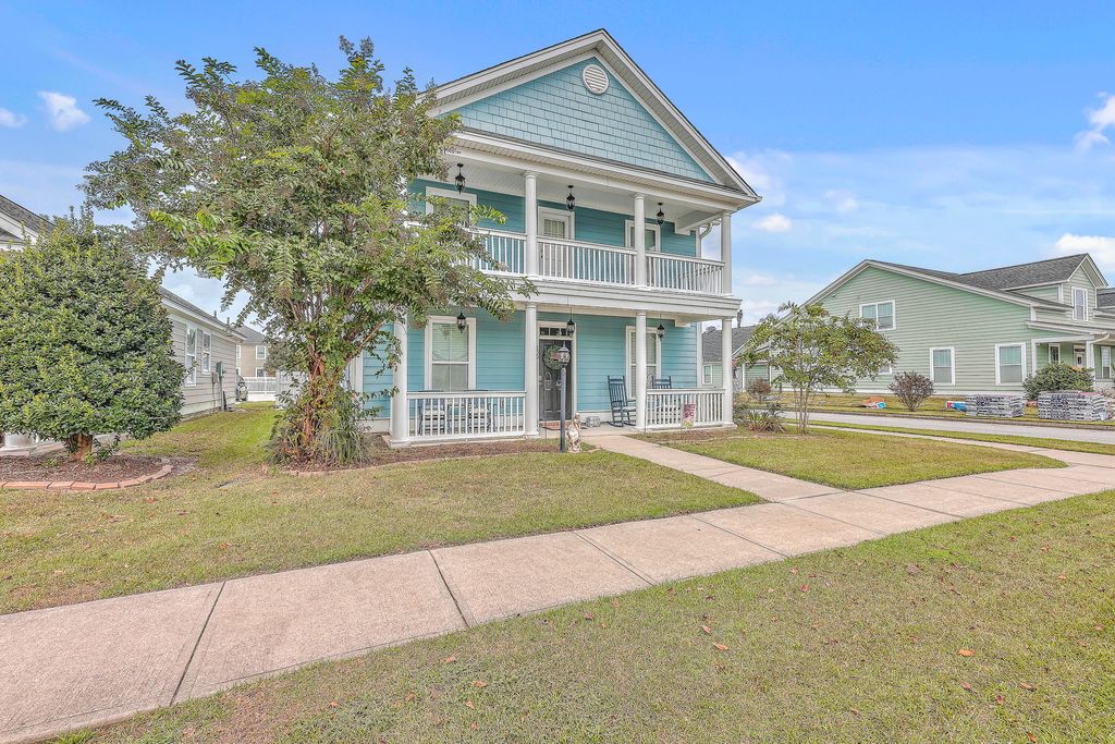 Image 4 of property listing at 200 Crossandra Avenue, Summerville, SC 29483