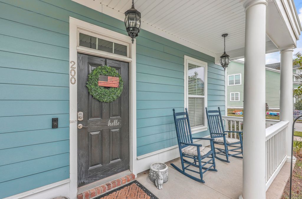 Image 7 of property listing at 200 Crossandra Avenue, Summerville, SC 29483