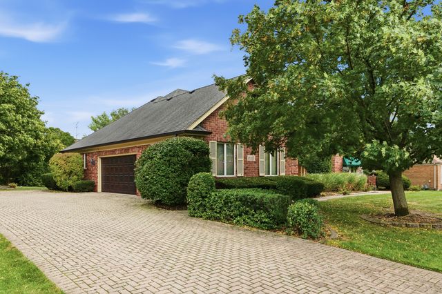 8261 Lake Ridge Drive, Burr Ridge, IL 60527