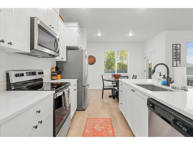 422 Ne TIMBERLINE St, Estacada, OR 97023