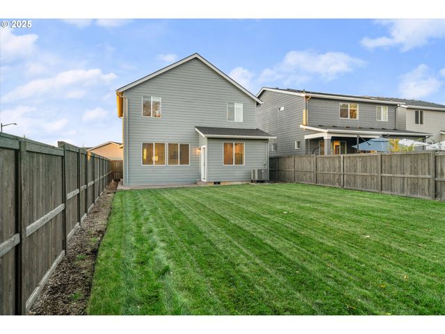 422 Ne TIMBERLINE St, Estacada, OR 97023