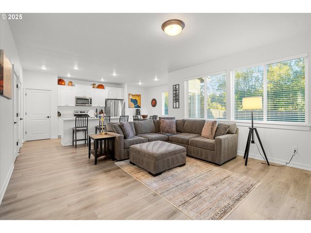 422 Ne TIMBERLINE St, Estacada, OR 97023