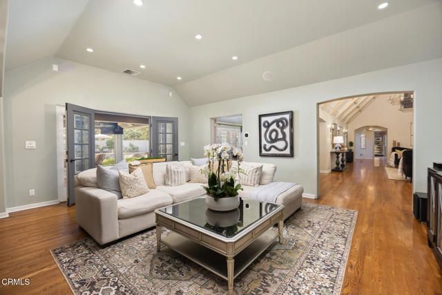 555 Meadow Grove Street, La Canada Flintridge, CA 91011