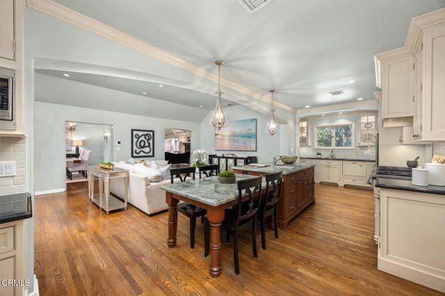 555 Meadow Grove Street, La Canada Flintridge, CA 91011