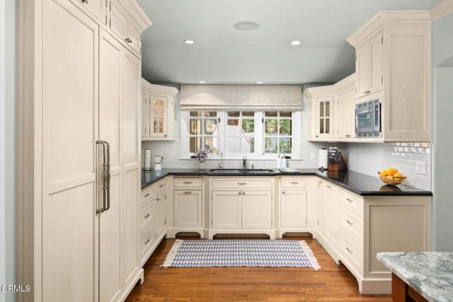 555 Meadow Grove Street, La Canada Flintridge, CA 91011