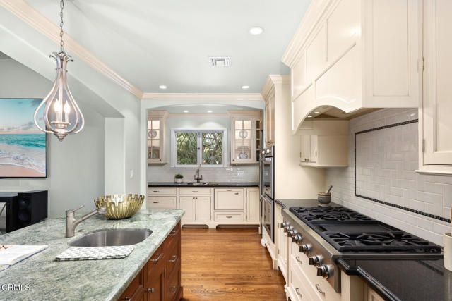 555 Meadow Grove Street, La Canada Flintridge, CA 91011