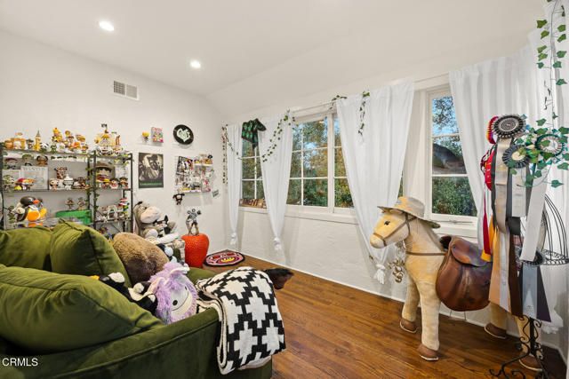 555 Meadow Grove Street, La Canada Flintridge, CA 91011