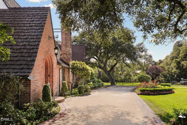 555 Meadow Grove Street, La Canada Flintridge, CA 91011