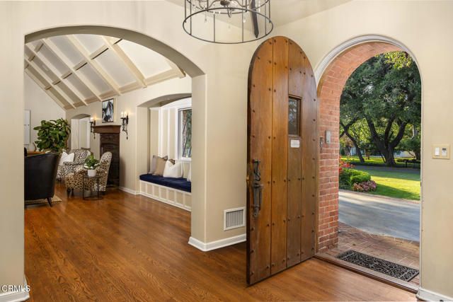 555 Meadow Grove Street, La Canada Flintridge, CA 91011