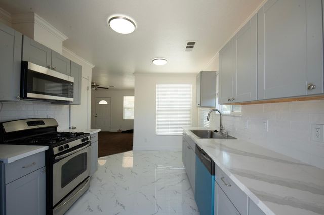 2115 N Ferger Avenue, Fresno, CA 93704