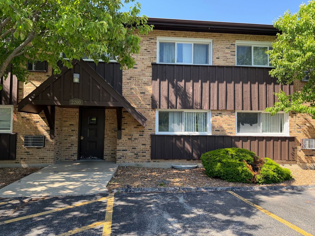2200 Arbor Circle 1, Downers Grove, IL 60515