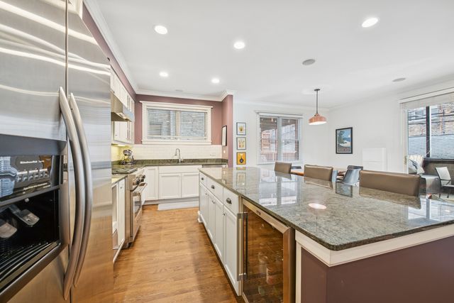 635 W Briar Place 1E, Chicago, IL 60657