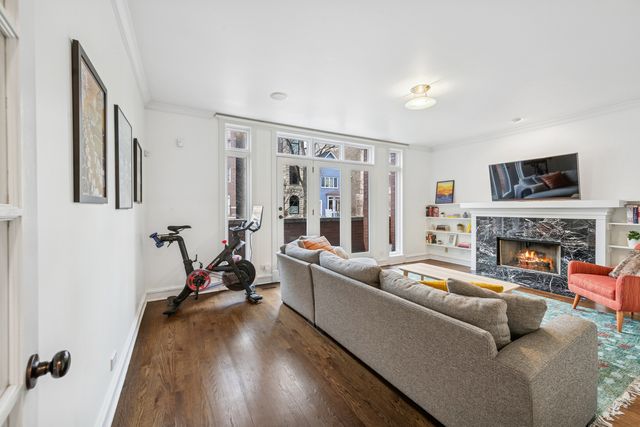 635 W Briar Place 1E, Chicago, IL 60657