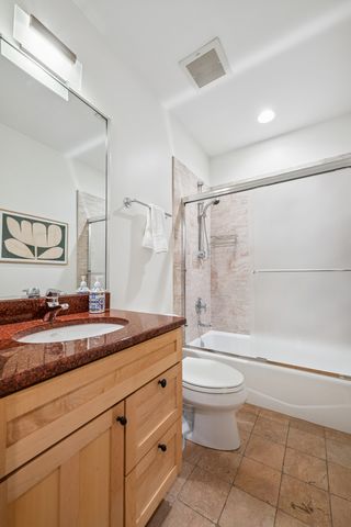 635 W Briar Place 1E, Chicago, IL 60657