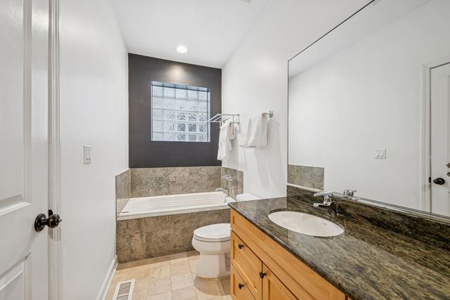 635 W Briar Place 1E, Chicago, IL 60657