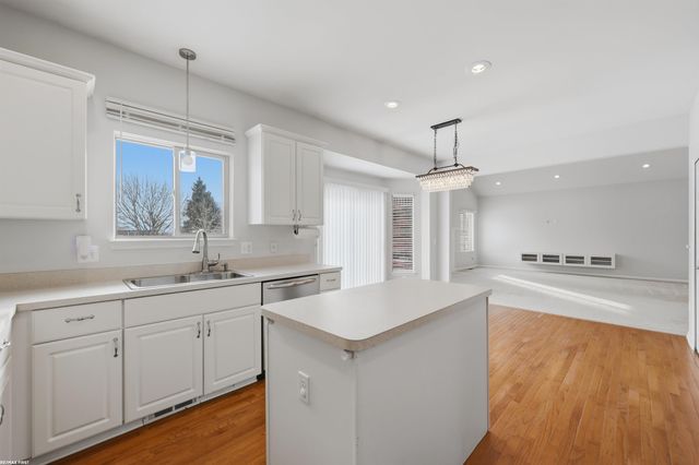 6884 Haymarket Street, Shelby Twp, MI 48317