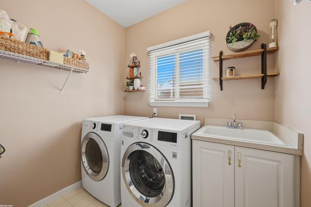 6884 Haymarket Street, Shelby Twp, MI 48317