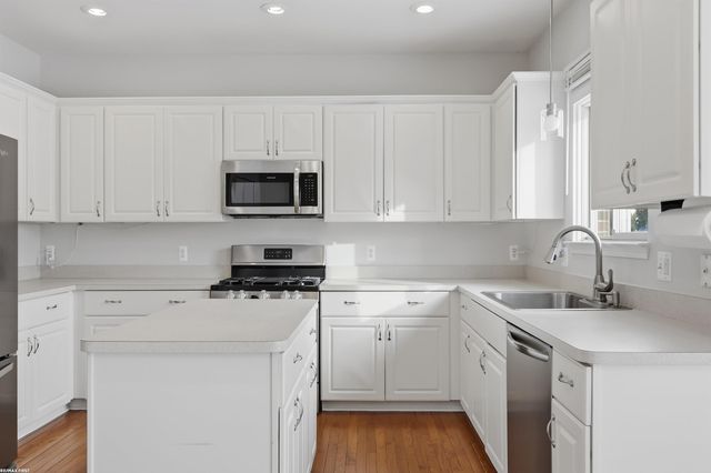 6884 Haymarket Street, Shelby Twp, MI 48317