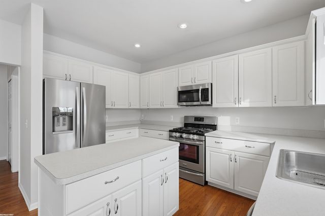 6884 Haymarket Street, Shelby Twp, MI 48317