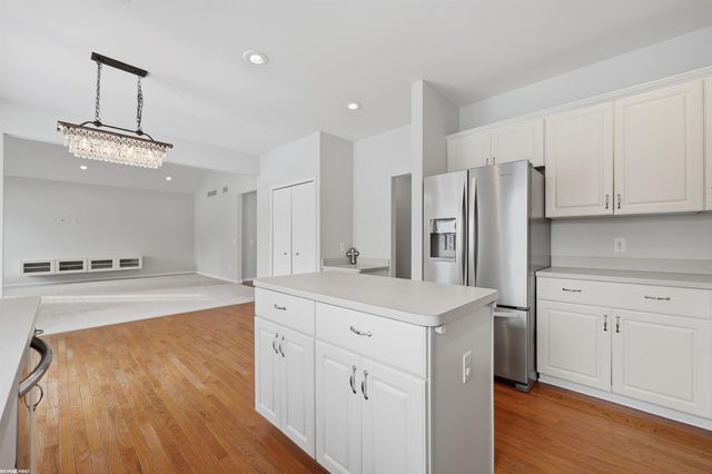 6884 Haymarket Street, Shelby Twp, MI 48317