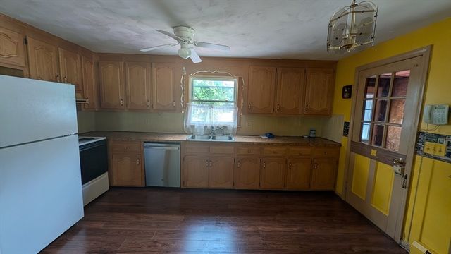 7 Charlotte Dr, Bristol, RI 02809