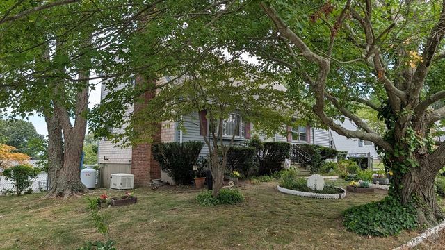 7 Charlotte Dr, Bristol, RI 02809