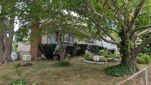 7 Charlotte Dr, Bristol, RI 02809