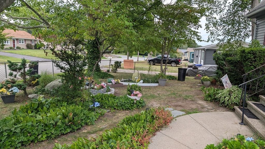 7 Charlotte Dr, Bristol, RI 02809