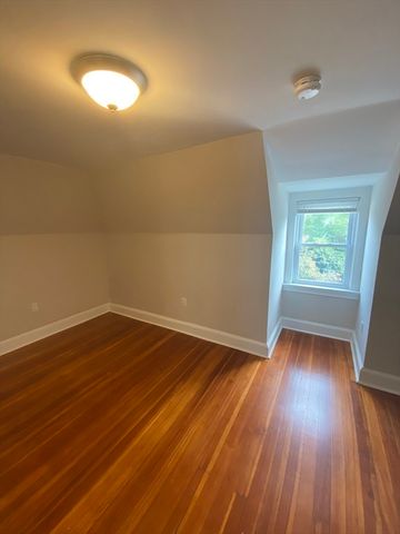 3 Orchard St 3, Newton, MA 02458