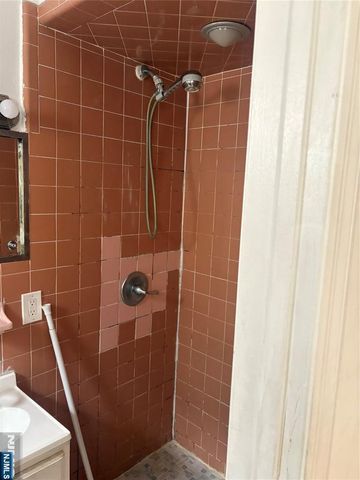 639 Palisade, Cliffside Park, NJ 07010
