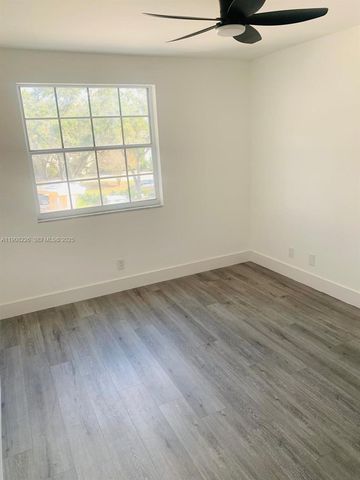 9454 NW 8th Cir, Plantation, FL 33324