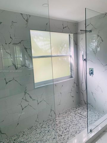 9454 NW 8th Cir, Plantation, FL 33324