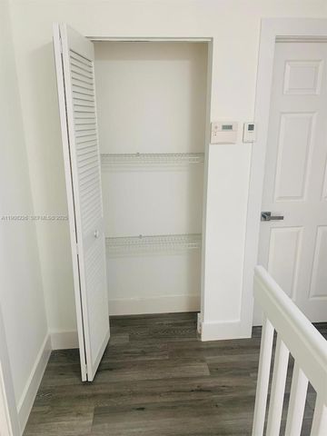 9454 NW 8th Cir, Plantation, FL 33324