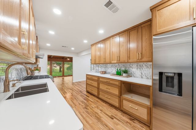 3905 Shady Valley Drive, Arlington, TX 76013