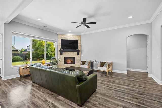 2025 W Broadway Place, Rogers, AR 72758