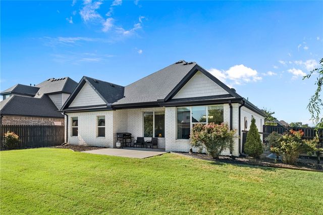 2025 W Broadway Place, Rogers, AR 72758