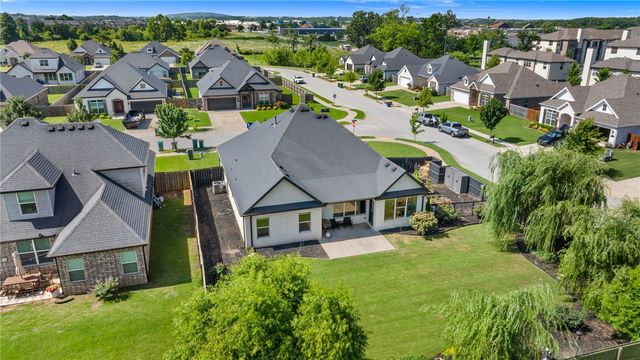2025 W Broadway Place, Rogers, AR 72758