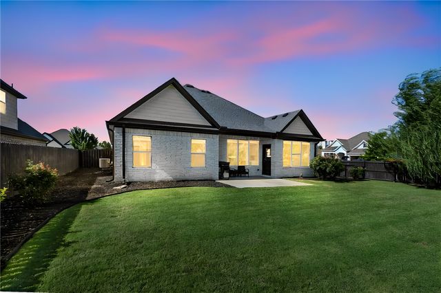 2025 W Broadway Place, Rogers, AR 72758