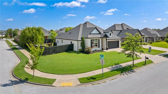 2025 W Broadway Place, Rogers, AR 72758