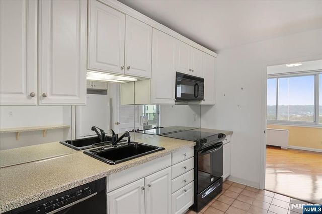 1 Claridge Drive 523, Verona, NJ 07044