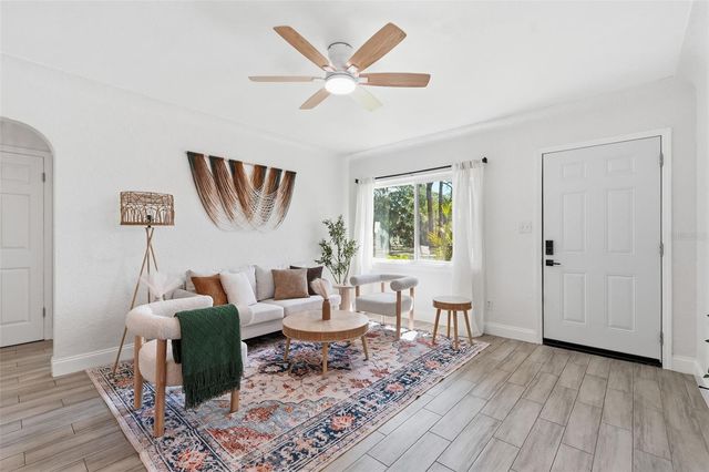2855 VALENCIA WAY S, St Petersburg, FL 33705