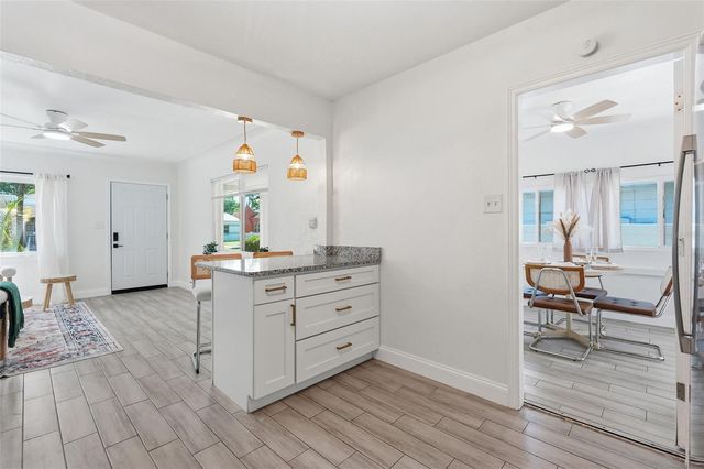 2855 VALENCIA WAY S, St Petersburg, FL 33705