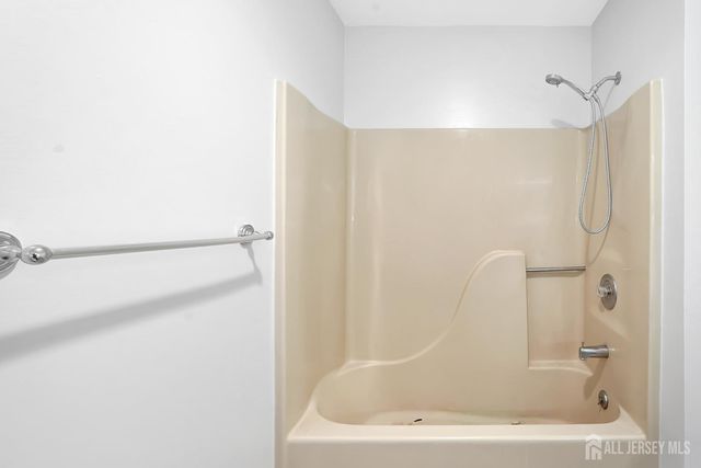 51 Queens Way, Englishtown, NJ 07726